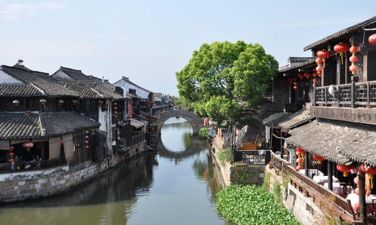 民国奇葩女凌海霞爱上了闺蜜张元和，在张结婚后强行带走了其女儿